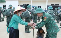 Xúc động ngày chia tay lực lượng quân đội tìm kiếm ở Làng Nủ