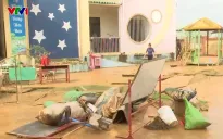 Người dân Hà Tĩnh dọn dẹp nhà cửa, vệ sinh môi trường sau lũ
