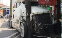 Xe đầu kéo mất lái lao vào tiệm bán cá cảnh