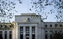 Thống đốc Fed: Hạ lãi suất có thể giảm rủi ro đối với thị trường việc làm Mỹ