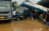 Hiện trường vụ sạt lở đất vùi lấp nhiều phương tiện giao thông tại Hà Giang