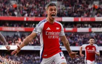Arsenal thắng kịch tính trước Leicester City