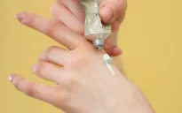 Cách bảo vệ da tay và da chân vào mùa thu