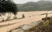 Nước sông Hồng lên nhanh gây ngập úng ở Lào Cai