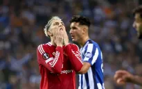 Europa League: Bruno lại bị đuổi, Man Utd thoát thua phút cuối