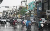 Mưa dông mạnh ở nhiều khu vực, Hà Nội ô nhiễm không khí