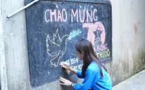 Người trẻ “khoác áo mới” cho những bảng tin tổ dân phố tại Hà Nội