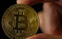 Bitcoin giảm mạnh về dưới 61.000 USD