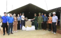 Đoàn công tác Quỹ Tấm lòng Việt thăm tặng quà người dân thôn Làng Nủ và thôn Nậm Tông