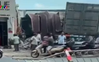 Vụ xe container tông sập nhà dân: Tài xế vừa lái xe vừa mải xem thiết bị điện tử