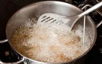 Tránh ngay 6 thói quen nấu nướng gây hại cho gia đình bạn