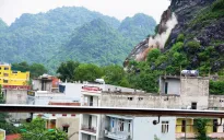 Quảng Bình: Xử lý khối đá nặng 300 tấn có nguy cơ sạt lở tại thị trấn Phong Nha