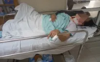 Nữ sinh lớp 11 bị đánh hội đồng gãy đốt sống cổ vì can đánh nhau
