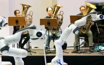 Robot điều khiển dàn nhạc giao hưởng tại Đức