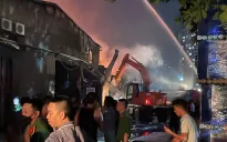 Hơn 3 giờ nỗ lực dập tắt đám cháy lớn trong đêm ở Hà Nội