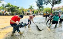 Phóng viên VTV tác nghiệp bão lũ: Không muốn mình là người ngoài cuộc
