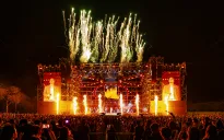 Vũ. khép lại concert tour “Bảo tàng của nuối tiếc” với hơn 22.000 khán giả