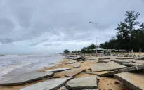 Bờ biển Thừa Thiên Huế sạt lở nghiêm trọng, lớp nền vỉa hè bị “xé toạc” sau bão số 6