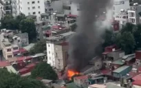 Cháy cửa hàng nội thất trên đường Đê La Thành (Hà Nội)