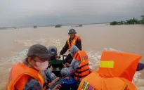 Quân khu 4 huy động lực lượng ứng cứu người dân vùng ngập lụt