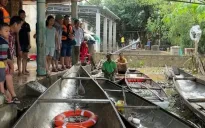 2 bé trai song sinh đuối nước thương tâm trong sân nhà ngập do lũ