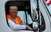 Ông Trump ngổi trên xe chở rác đi vận động tranh cử để đáp trả phát ngôn của Tổng thống Biden