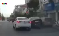 Cố gắng vượt phải, ô tô 5 chỗ đâm mạnh vào xe đỗ ven đường