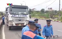 Nhiều vi phạm xe quá khổ, quá tải qua cầu Đuống
