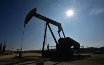 OPEC+ gia hạn kế hoạch giảm sản lượng dầu