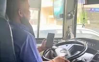 Tước bằng lái tài xế xe bus sử dụng điện thoại khi đang lái xe