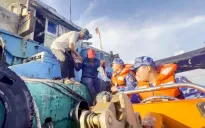 Cảnh sát biển cấp cứu ngư dân bị tai nạn trên biển