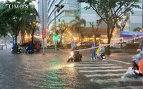Đà Nẵng: Đường phố ngập nước, người dân đi làm sáng sớm gặp khó khăn