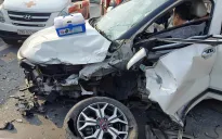 Hà Nội: Giải cứu tài xế mắc kẹt trong ô tô sau cú tông vào lan can đường Vành đai 2