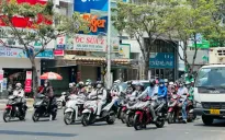 Đề xuất xe máy vượt đèn đỏ có thể bị phạt tới 6 triệu đồng
