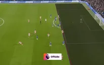 Công nghệ VAR lai gây tranh cãi tại Premier League