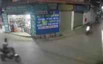 Hai tài xế nhảy khỏi xe tránh cú tông trực diện tại khúc cua khuất tầm nhìn