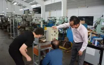 Đà Nẵng: Sinh viên sáng chế máy ép vật liệu hữu cơ thay thế sản phẩm nhựa