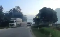 Tránh xe bus vượt ẩu, xe tải lao xuống rãnh thoát nước