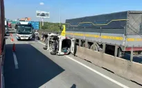 Va chạm với xe khách, xe 7 chỗ lật nghiêng trên đường cao tốc