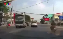 Sang đường đột ngột, người đàn ông đi xe máy thoát chết trong gang tấc
