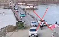 Tước bằng lái tài xế xe bán tải vượt ẩu khi qua cầu phao Phong Châu