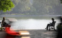 Bắc Bộ sáng lạnh trưa chiều nắng, Trung Bộ mưa rào