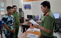 Khởi tố đối tượng chạy xe máy, "găm" súng đạn theo người
