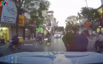 Cố luồn lách để vượt, tài xế xe máy ngã ra đường ngay trước mũi ô tô
