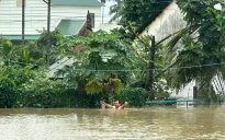 Mưa lũ gây nhiều thiệt hại về nhà ở, giao thông ở Quảng Ngãi