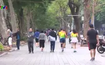 Nhiệt độ miền Bắc giảm mạnh, người dân tích cực chuẩn bị chống rét