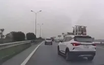 Tài xế phanh dúi dụi tránh xe chuyển làn ẩu