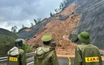 Sạt lở tại cao tốc La Sơn - Túy Loan, đất đá tràn xuống mặt đường