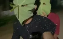 Hai nam thanh niên bỏ mũ bảo hiểm, lấy lá che mặt rồi phi xe như bay để quay clip