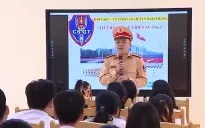 Khi chiến sĩ cảnh sát giao thông làm thầy giáo dạy học sinh